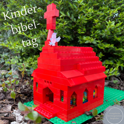 Das Bild zeigt eine aus Legosteinen gebaute Kirche, auf deren Dach ein Wiedehopf sitzt. Daneben steht das Wort Kinderbibeltag.