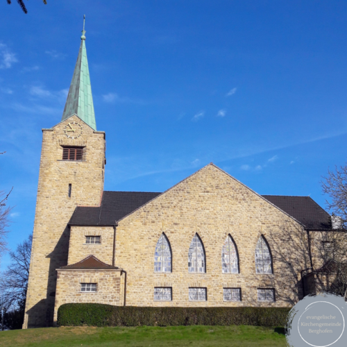 Das Bild zeigt die Kreuzkirche in Berghofen.